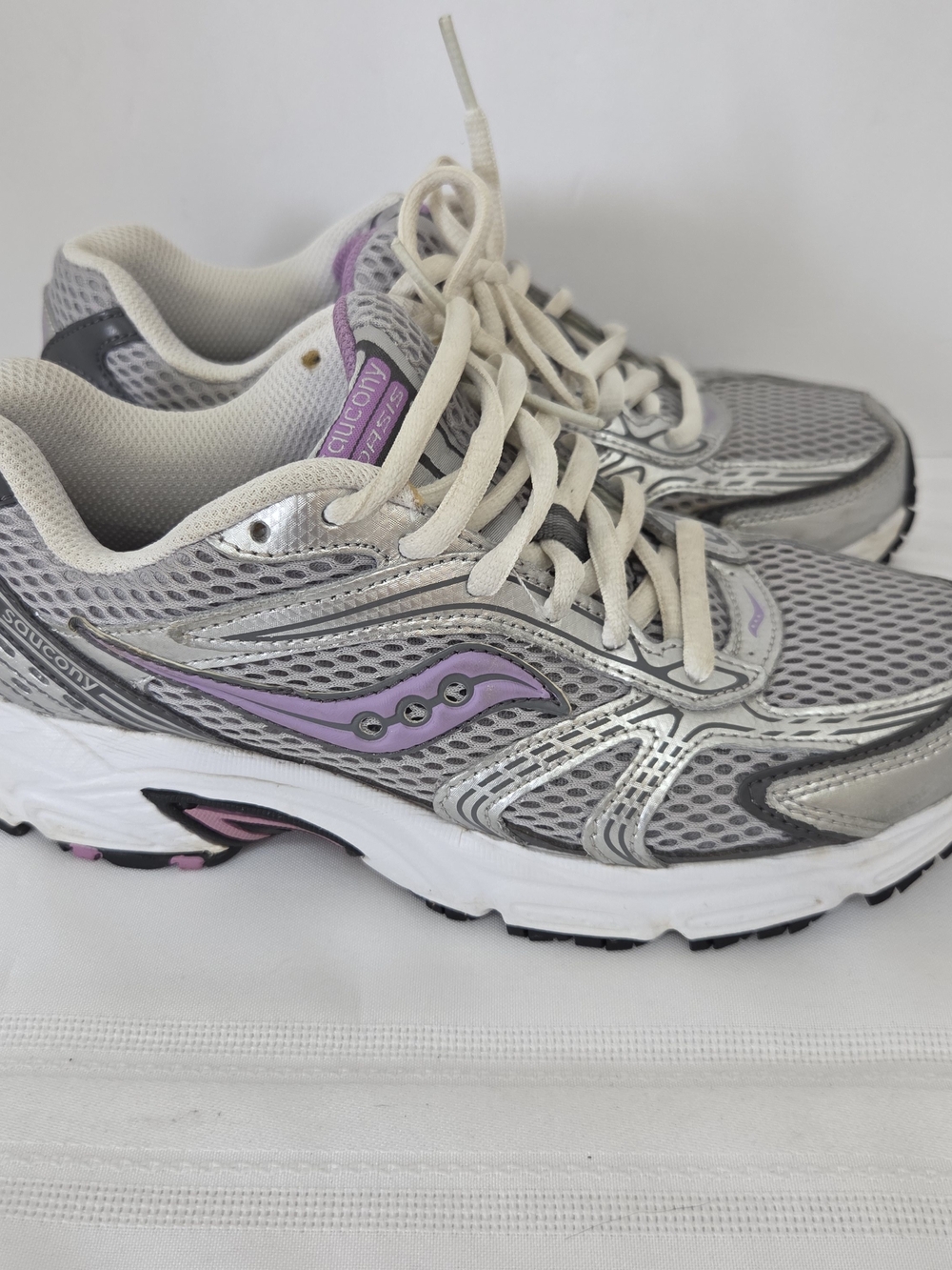 Saucony Women’s Silver & Lavender Running Sneakers Sz 7 Athletic Sporty